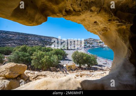 Der berühmte Matala Beach mit seinen Höhlen ist in den 70er Jahren für Hippies bekannt. Blick auf den Strand von Felshöhlen, einst ein römischer Friedhof, am berühmten griechischen Strand Matala, Stockfoto