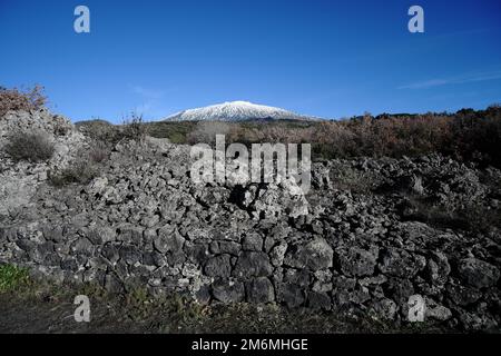 Vulkanfelsen und Winter Ätna in Sizilien, Ätna Park, Italien Stockfoto