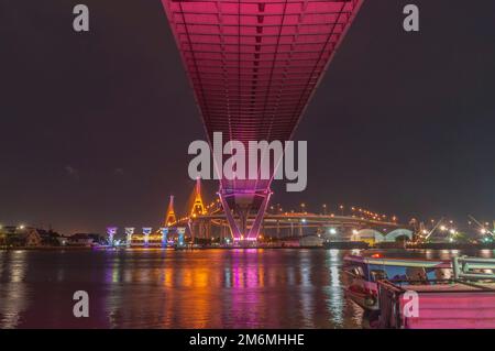 Bhumibol Brücke, Chao Phraya River Bridge. Schalten Sie die Leuchten in vielen Farben in der Nacht. Stockfoto