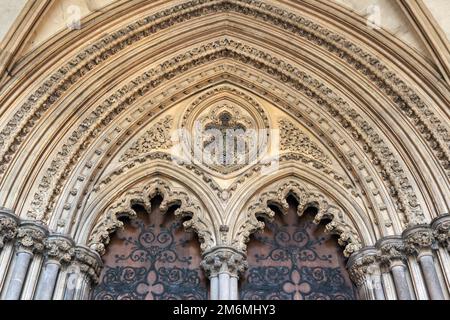 ELY, CAMBRIDGESHIRE, Großbritannien - NOVEMBER 22 : Eintritt zur Ely Cathedral in Ely am 22. November 2012 Stockfoto