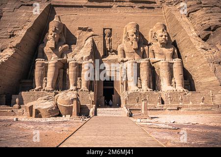 Abu Simbel, Ägypten - 16. November 2021: Der große antike ägyptische Tempel von Abu Simbel, Ägypten Stockfoto