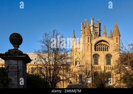 ELY, CAMBRIDGESHIRE, UK - NOVEMBER 23 : Außenansicht der Ely Kathedrale in Ely am 23. November 2012 Stockfoto