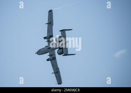 USA Air Force Major Haden ‚Gator‘ Fullam, A-10C Thunderbolt II Demonstrationsteam Pilot und Commander, fliegt über Fort Lauderdale, Florida, 1. Mai 2022. Fullam flog eine Demonstration der Fähigkeiten des A-10 Thunderbolt II sowie einen Heritage Flight mit einem P-51 Mustang als Teil der Airshow. Stockfoto