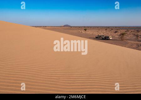 Touristensafari-Fahrzeuge von den Sanddünen des nördlichen Horr in Marsabit County, Kenia Stockfoto
