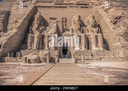 Abu Simbel, Ägypten - 16. November 2021: Der große antike ägyptische Tempel von Abu Simbel, Ägypten Stockfoto