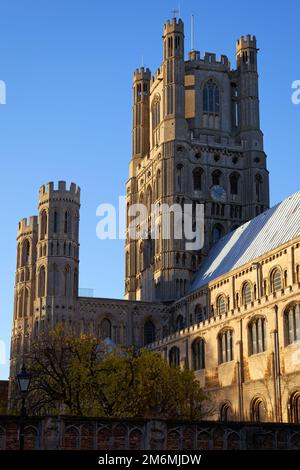 ELY, CAMBRIDGESHIRE, UK - NOVEMBER 23 : Außenansicht der Ely Kathedrale in Ely am 23. November 2012 Stockfoto