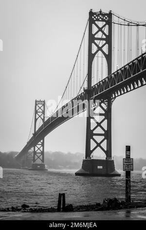 Eine Grauskala der Mount Hope Bridge an einem nebligen Morgen, Bristol, Rhode Island Stockfoto