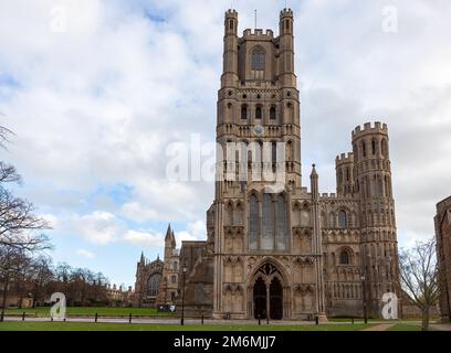 ELY, CAMBRIDGESHIRE, UK - NOVEMBER 22 : Außenansicht der Ely Kathedrale in Ely am 22. November 2012 Stockfoto