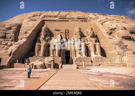 Abu Simbel, Ägypten - 16. November 2021: Der große antike ägyptische Tempel von Abu Simbel, Ägypten Stockfoto