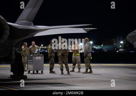 Besatzungschefs und Betreuer, die dem 158. Kampfflug zugeteilt sind, treffen sich vor dem Start des F-35A Lightning II. Flugzeugs der 5. Generation, das dem Flügel zugeteilt ist, am Vermont Air National Guard Base, South Burlington, Vermont, 2. Mai 2022. Das Flugzeug flog zum Luftwaffenstützpunkt Spangdahlem, Deutschland, ab, um die NATO-Polizeimission Enhanced Air entlang der östlichen Flanke fortzusetzen. Stockfoto