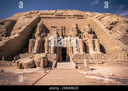 Abu Simbel, Ägypten - 16. November 2021: Der große antike ägyptische Tempel von Abu Simbel, Ägypten Stockfoto