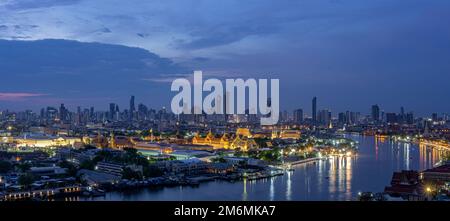 Die Hauptstadt des großen Palasts von Thailand mit dem Chao-Phraya-Fluss, der die Insel Rattanakosin umgibt Stockfoto