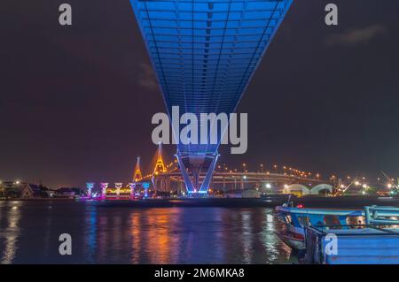 Bhumibol Brücke, Chao Phraya River Bridge. Schalten Sie die Leuchten in vielen Farben in der Nacht. Stockfoto