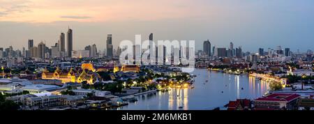 Die Hauptstadt des großen Palasts von Thailand mit dem Chao-Phraya-Fluss, der die Insel Rattanakosin umgibt Stockfoto