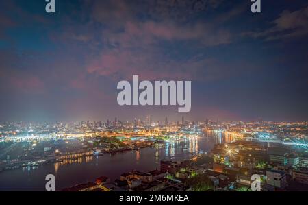 Die Hauptstadt des großen Palasts von Thailand mit dem Chao-Phraya-Fluss, der die Insel Rattanakosin umgibt Stockfoto