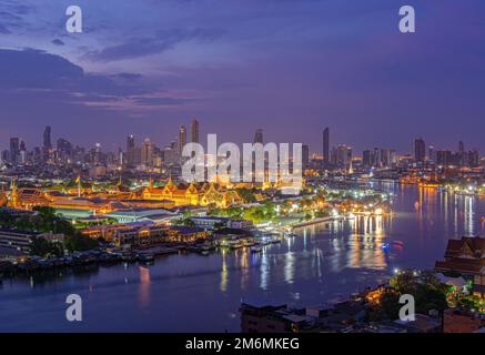 Die Hauptstadt des großen Palasts von Thailand mit dem Chao-Phraya-Fluss, der die Insel Rattanakosin umgibt Stockfoto