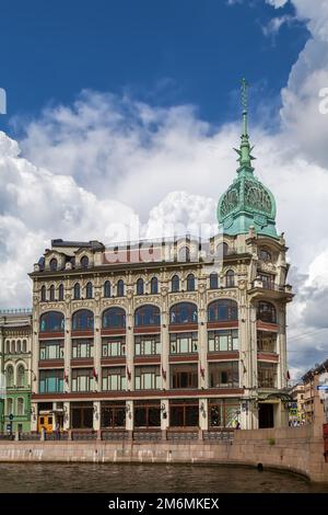 Au Pont Rouge ist ein Kaufhaus in Sankt Petersburg, Russland Stockfoto