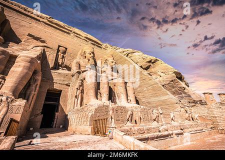 Abu Simbel, Ägypten - 16. November 2021: Der große antike ägyptische Tempel von Abu Simbel, Ägypten Stockfoto