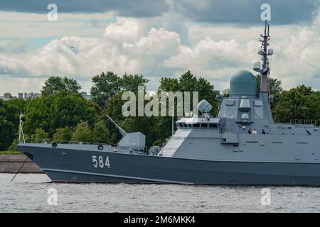 Russland, St. Petersburg, 28. Juli 2022: Mehrere moderne Kriegsschiffe, die während des Marinetages am Ufer des Flusses Neva vor Anker gingen Stockfoto