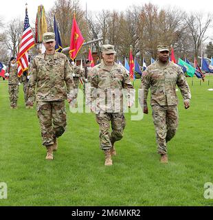 Ehemaliger Befehlshaber Des Gemeinsamen Munitionskommandos, Brigadegeneral. Gen. Gavin J. Gardner, der derzeit befehlshabende General des Militärmaterialkommandos, Gen. Edward ‚Ed‘ M. Daly, und der neue JMC-Befehlshaber, Oberst Landis C. Maddox, verlassen das Paradefeld, nachdem sie die Flagge während einer Zeremonie zum Kommandowechsel im Rock Island Arsenal am 2. Mai 2022 überschritten haben. Stockfoto