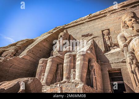 Abu Simbel, Ägypten - 16. November 2021: Der große antike ägyptische Tempel von Abu Simbel, Ägypten Stockfoto