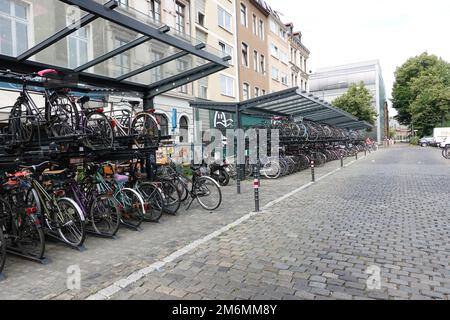 Zweistöckige überdachte Parkplätze für Fahrräder am Südbahnhof Stockfoto