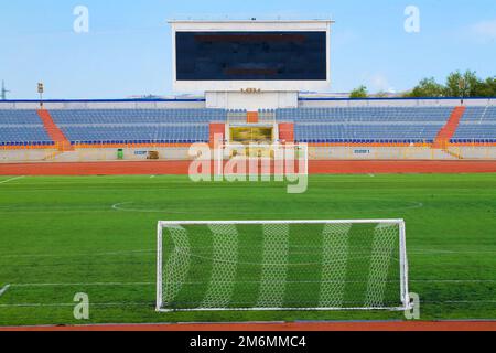 STADION - Fußballfeld mit Tor und tablo am blauen Himmel Stockfoto