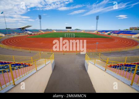 STADION - Fußballfeld mit Tor und tablo am blauen Himmel Stockfoto