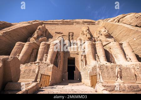 Abu Simbel, Ägypten - 16. November 2021: Der große antike ägyptische Tempel von Abu Simbel, Ägypten Stockfoto