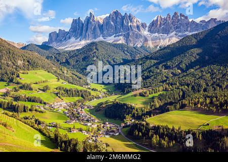 Das schöne Dorf in den Dolomiten Stockfoto