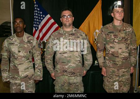 Staff Sgt. Julian Gaitor, SPC. Tyler McGinnis und PFC. Patrick Sullivan, eine M2A3 Bradley Kampffahrzeugmannschaft, die dem 3. Bataillon zugeteilt ist, 67. Rüstungsregime, 2. Kampfteam der Brigade, 3. Infanteriedivision, posieren für ein Foto nach der Eröffnungszeremonie für den Sullivan Cup in Fort Benning, Georgia, 2. Mai, 2022. Der Wettkampf zeigt, wie wichtig es ist, die Grundlagen zu beherrschen, die wir als Kampftruppe bewahren müssen, um unseren potenziellen Gegnern einen tödlichen Vorteil zu verschaffen, indem wir beide Panzer einsetzen und zum ersten Mal Bradleys. Stockfoto