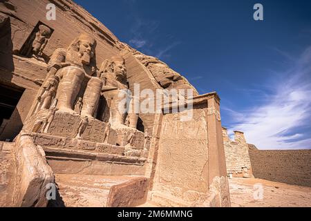 Abu Simbel, Ägypten - 16. November 2021: Der große antike ägyptische Tempel von Abu Simbel, Ägypten Stockfoto