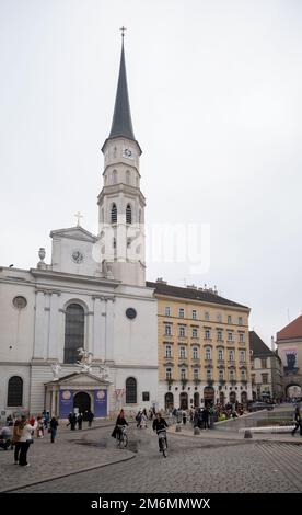 Blick auf die Pferdekutschen - Fiaker vor der Hofburg, dem ehemaligen Hauptkaiserpalast der Habsburger Dynastie. Stockfoto