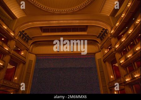 Blick auf die Bühne der Wiener Staatsoper, die Wiener Staatsoper, wo Musik- und Tanzkonzerte in Wien stattfinden. Stockfoto