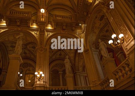 Blick auf die Bühne der Wiener Staatsoper, die Wiener Staatsoper, wo Musik- und Tanzkonzerte in Wien stattfinden. Stockfoto