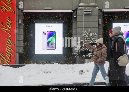 Moskau, Russland. 3. Januar 2023. Medienbildschirme werben für das iPhone 14 Pro in Fenstern des zentralen TSUM Luxuswarenlagers in der Kuznetsky Most Street im Zentrum von Moskau, Russland Stockfoto