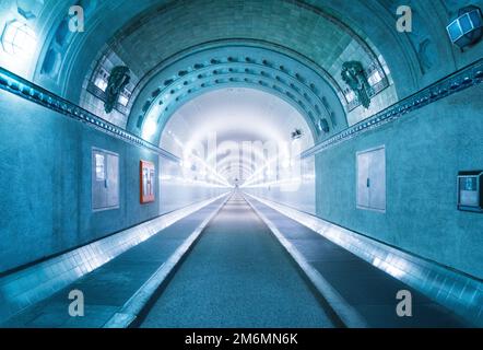 Der alte Elbtunnel von innen. Der Tunnel verbindet LandungsbrÃ¼cken und Steinwerder. Stockfoto