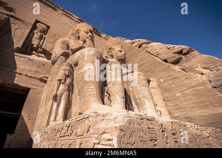 Abu Simbel, Ägypten - 16. November 2021: Der große antike ägyptische Tempel von Abu Simbel, Ägypten Stockfoto