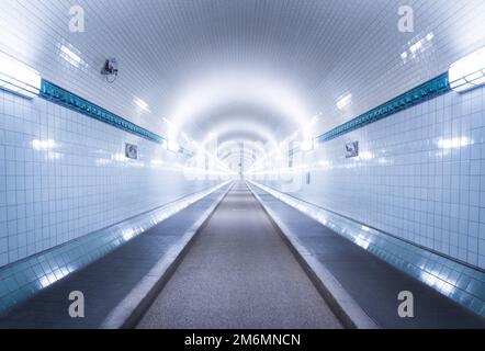 Der alte Elbtunnel von innen. Der Tunnel verbindet LandungsbrÃ¼cken und Steinwerder. Stockfoto