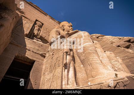 Abu Simbel, Ägypten - 16. November 2021: Der große antike ägyptische Tempel von Abu Simbel, Ägypten Stockfoto