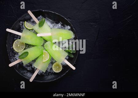 Hausgemachtes Eis mit Limettensaft und Minze, Mojito-Fruchteis. Kopierraum Stockfoto