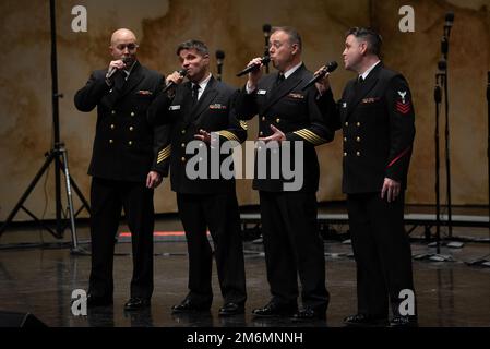 LA CROSSE, Wisc. (2. Mai 2022) Mitglieder der kleinen Gruppe, The Sideboys, singen während eines Chorkonzerns der United States Navy Band Sea Chanters an der Universität Viterbo ein Doo-whop Medley. Die Sea Chanters traten während ihrer 13-Städte-Tour, 2.000 Meilen, in sieben Bundesstaaten auf und verbanden Gemeinden im ganzen Land mit ihrer Navy. Stockfoto