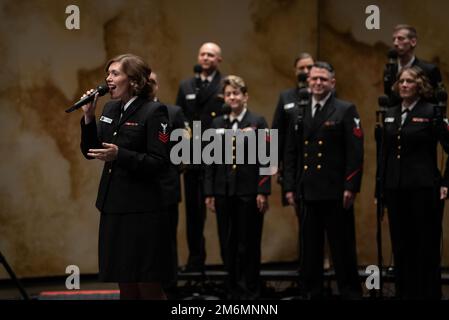 LA CROSSE, Wisc. (2. Mai 2022) der Musiker Madilyn Crossland der 1. Klasse aus Fremont, Kalifornien, singt während eines Chorkonzerns der United States Navy Band Sea Chanters an der Viterbo University ein Solo. Die Sea Chanters traten während ihrer 13-Städte-Tour, 2.000 Meilen, in sieben Bundesstaaten auf und verbanden Gemeinden im ganzen Land mit ihrer Navy. Stockfoto