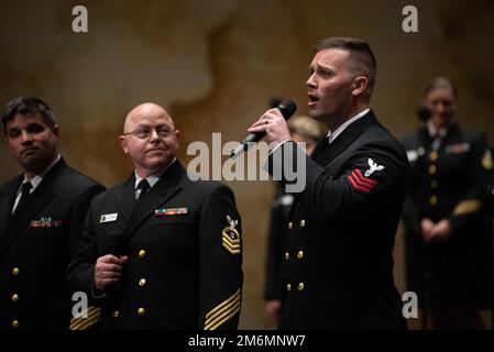 LA CROSSE, Wisc. (2. Mai 2022) der Musiker Nate Buttram der 1. Klasse aus Camdenton, Missouri, singt während eines Chorkonzerns der United States Navy Band Sea Chanters an der Viterbo University ein Solo. Die Sea Chanters traten während ihrer 13-Städte-Tour, 2.000 Meilen, in sieben Bundesstaaten auf und verbanden Gemeinden im ganzen Land mit ihrer Navy. Stockfoto