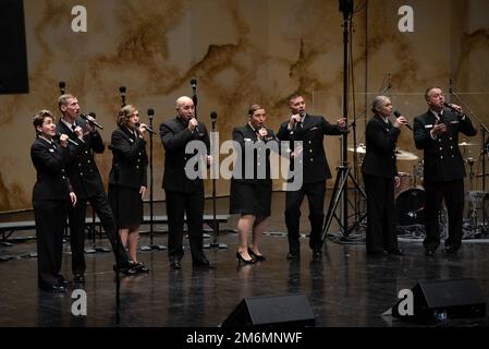 LA CROSSE, Wisc. (2. Mai 2022) Mitglieder des United States Navy Band Sea Chanters Chorus treten während eines Konzerts an der Viterbo University auf. Die Sea Chanters traten während ihrer 13-Städte-Tour, 2.000 Meilen, in sieben Bundesstaaten auf und verbanden Gemeinden im ganzen Land mit ihrer Navy. Stockfoto