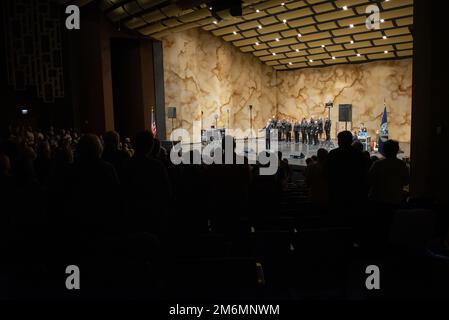 LA CROSSE, Wisc. (2. Mai 2022) das Publikum singt „God bless America“ während eines Chorkonzerns der United States Navy Band Sea Chanters an der Viterbo University. Die Sea Chanters traten während ihrer 13-Städte-Tour, 2.000 Meilen, in sieben Bundesstaaten auf und verbanden Gemeinden im ganzen Land mit ihrer Navy. Stockfoto