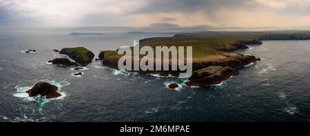 Ein Drohnenpanorama der Klippen von Erris Head an der Nordspitze der Mullet Peninsula in der Grafschaft Mayo unter stürmischem Himmel Stockfoto