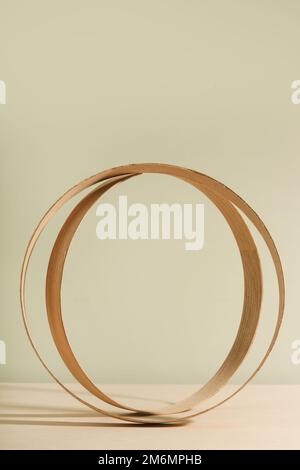 Minimalistische Holzszene. Minimale leere Phase abstrakt. Holzringe auf beigefarbenem Hintergrund. Für die Produktpräsentation werden Modelle angezeigt. Stockfoto