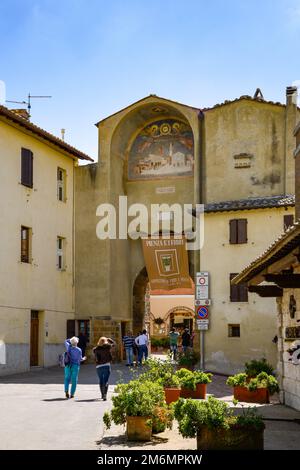 PIENZA, TOSKANA, ITALIEN - 18. MAI : Eingang nach Pienza, Toskana in Italien am 18. Mai 2013. Nicht identifizierte Personen Stockfoto