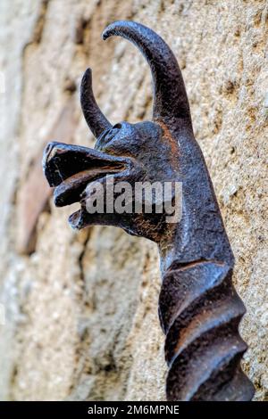 PIENZA, TOSKANA, ITALIEN - MAI 19 : Dekorative Eisenarbeiten an einer Wand in Pienza, Toskana am 19. Mai 2013 Stockfoto